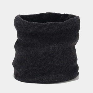 Dettaglio dello scaldacollo in maglia grigio scuro con calda fodera in pile per l'inverno