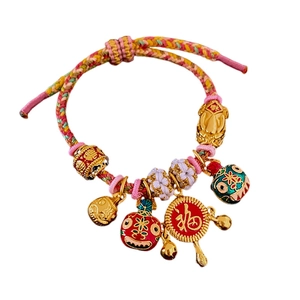 Bracelet tressé Pi Xiu plaqué or avec cordons colorés et breloques traditionnelles