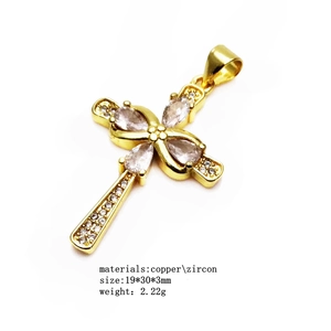 Détail du pendentif croix plaqué or 14K avec zircons, dimensions de 19x30x3mm