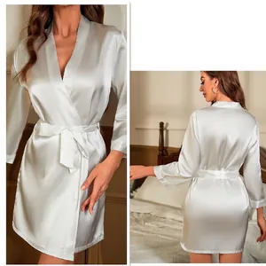 Peignoir élégant en satin blanc avec ceinture ajustable et finition aspect soie pour femme