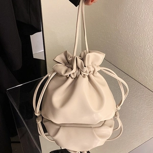 Damen PU Leder Eimer Tasche Kordelzug Geraffte Cloud Pouch Umhängetasche Chic Weich Plissee Täglich Mode