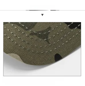 Vue détaillée de la visière camouflage renforcée avec coutures multi-rangs sur la casquette