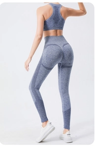 Vue détaillée du dos d'un legging de yoga bleu chiné avec des textures mesh respirantes