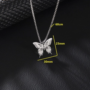 Collier double couche argenté avec pendentif papillon et dimensions détaillées de 23x30mm