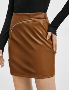 Détail d'une mini-jupe en similicuir marron à taille haute avec zip diagonal et fente