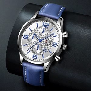 Gros plan détaillé de la montre à quartz avec cadran blanc et bracelet en cuir bleu