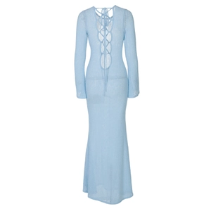 Dettaglio dell'abito in maglia azzurro con maniche lunghe e schiena scoperta intrecciata
