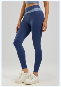 Detalle de leggings de yoga de cintura alta con cinturilla de malla bicolor cruzada