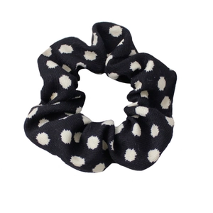 Chouchou en tissu à pois noirs et blancs avec texture côtelée pour coiffure femme