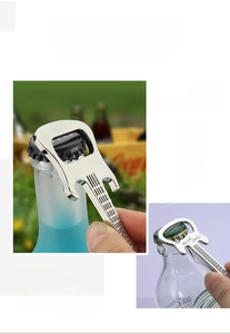 Détail d'un décapsuleur portable en métal en forme de guitare avec manche texturé ergonomique