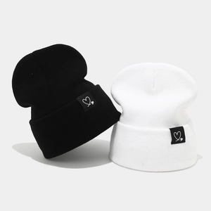 Bonnet en tricot stylé avec patch cœur pour la chaleur hivernale et le cyclisme en plein air