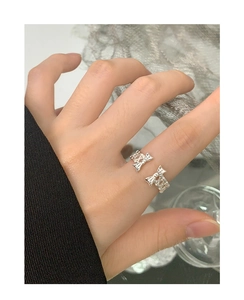 Detail showing the double bow design and glossy silver finish of the adjustable ring