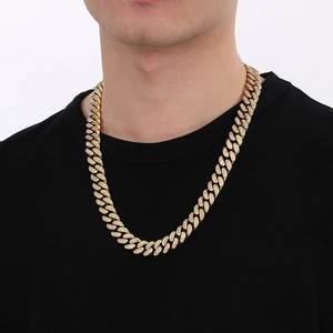Gros plan d'un collier cubain doré hip hop avec cristaux micropavés étincelants