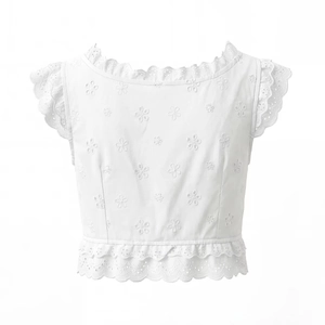 Détail du haut court blanc sans manches avec broderie anglaise ajourée et fleurs fines