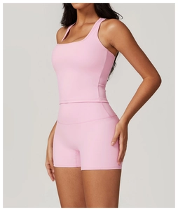 Dettaglio degli shorts fitness rosa a vita alta e canotta con cuciture elasticizzate