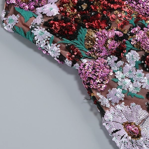 Macro de broderie florale à paillettes haute densité sur tulle pour robes de luxe