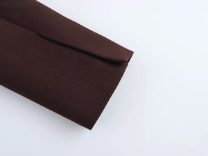 Detail von dunkelbraunem Köperstoff mit hochwertiger Textur und feinen Nähten
