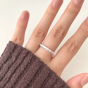 Minimalist 925 sterling silver ring with irregular hammered texture on female hand