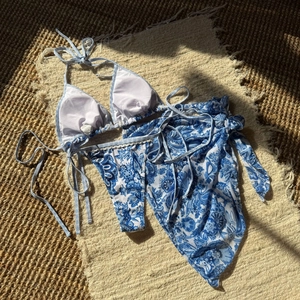 Vue détaillée du bikini vintage à fleurs avec son paréo en maille assorti