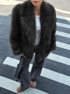 Scatto street style di un cappotto lungo in ecopelliccia marrone scuro con trama morbida