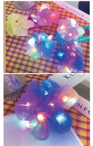 Gros plan de chouchous LED lumineux en organza brillant pour accessoires de cheveux de fête