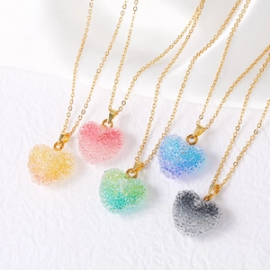 Colliers pendentifs coeur colorés avec pierres en résine sur chaînes plaquées or