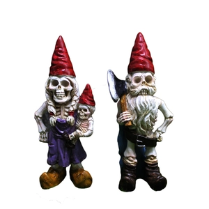 Kreative Halloween Skelett-Gnom Harzfiguren mit roten Hüten und Axt auf weißem Hintergrund