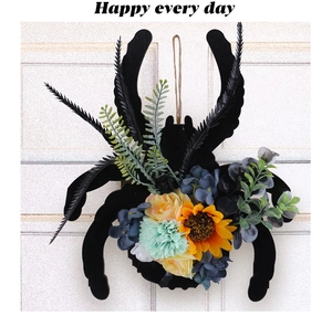 Détail d'une suspension de porte araignée noire avec tournesol et accents floraux bleus