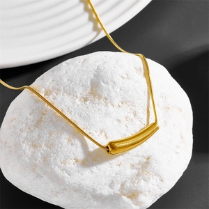 Collier Pendentif Tube Incurvé Simple Acier Titane Plaqué Or Chaîne Serpent Bijoux Minimalistes Femmes