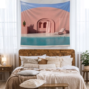 Schlafzimmer Wandteppich mit surrealer Architektur, rosa Bögen und blauem Pool-Design