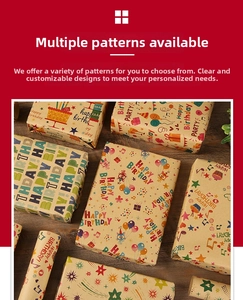 Gros plan sur du papier cadeau d'anniversaire avec ballons colorés et motifs d'étoiles