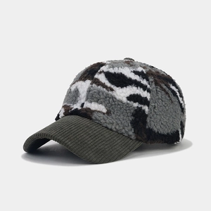 Détail de la casquette d'hiver en polaire camouflage avec visière en velours côtelé olive