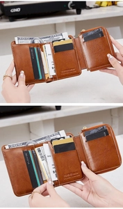 Dettaglio del portafoglio in pelle a tre ante con protezione RFID e fessure per carte