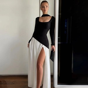 Détail d'un ensemble mode avec haut noir à découpes et jupe longue blanche à fente haute