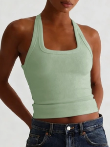 Detail eines hellgrünen gerippten Halterneck-Yoga-Tops an einem professionellen Model