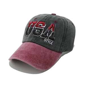 Dettaglio del cappellino da baseball vintage lavato con ricamo USA rosso e visiera