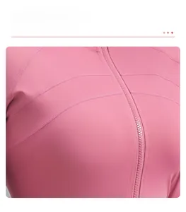 Gros plan de la veste de sport rose avec doubles coutures de poitrine et fermeture éclair
