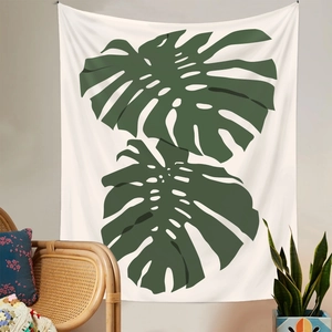 Detailansicht des Wandteppichs mit Monstera-Print auf cremefarbenem Stoff für Deko