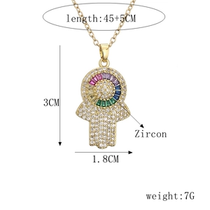 Détail du pendentif Hamsa doré avec zircons colorés et dimensions précises du bijou