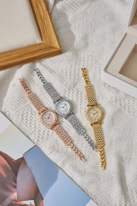 Dettaglio ravvicinato di orologi al quarzo con cristalli in oro rosa, argento e oro