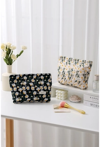 Detailansicht der Kosmetiktaschen aus Baumwolle mit Gänseblümchen-Stickerei in Schwarz