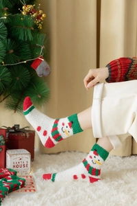 Gemütliche Weihnachts-Plüschsocken mit Schneemann von einem Modell getragen