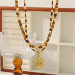 Collier bohème double rang en œil de tigre avec pendentif soleil doré sur bois