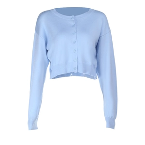 Détail d'un cardigan en maille bleu clair avec boutons et finitions côtelées