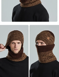 Detail van donkerbruine gebreide muts en nekwarmer set met warme fleecevoering