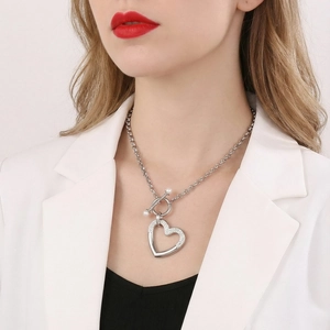 Détail du pendentif cœur en argent avec cristaux et fermoir perle sur mannequin