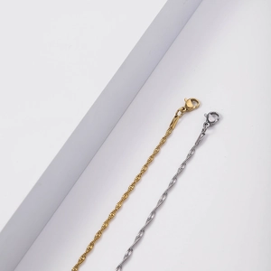 Detail of twisted cable chain texture in 18K gold and silver with lobster clasp