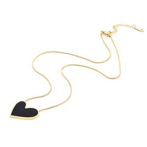 Collier élégant en maille serpent or 18 carats avec pendentif cœur noir minimaliste