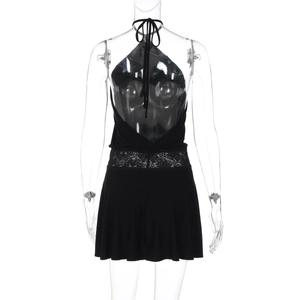 Vue arrière de la mini robe dos nu noire avec empiècement dentelle et jupe plissée