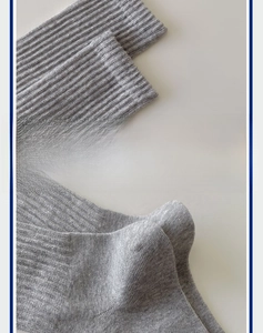 Detail von grauen Sportsocken aus Baumwolle mit hochelastischem Rippstrickbündchen